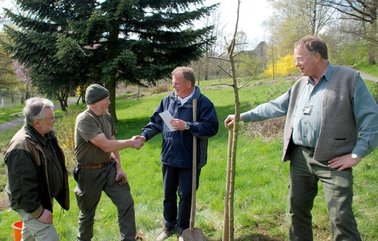 Baumpflanzaktuion mit dem Kalletaler Hegering Baumpflanzaktuion mit dem Kalletaler Hegering