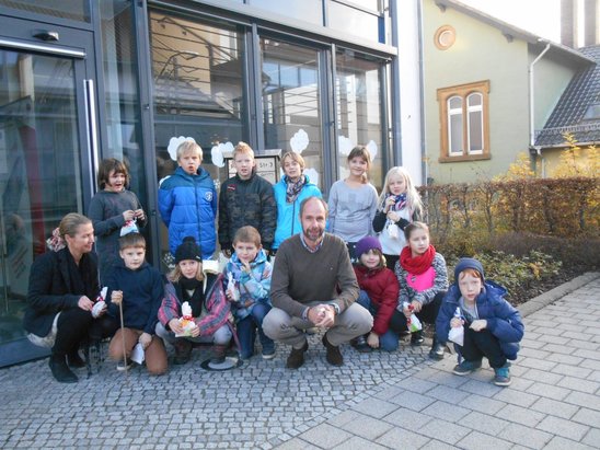 Weihnachtsbaum schmücken Grundschule 2014