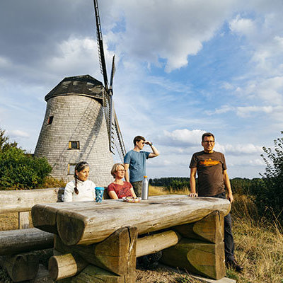 Wanderpause auf dem Waldfreundeweg an der Windmühle
