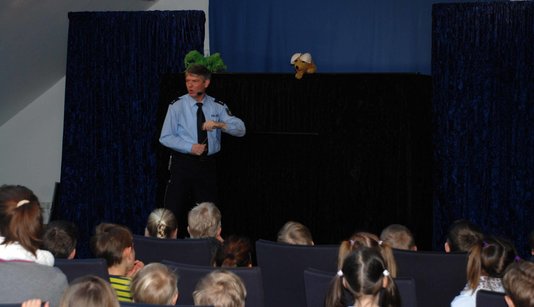 Polizeipuppenbühne im Kalletaler Rathaus