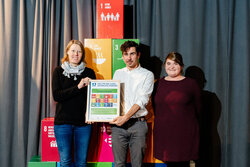 Foto der Urkundenübergabe