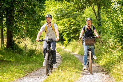 Zwei Radfahrende unterwegs in der Natur Kalletals