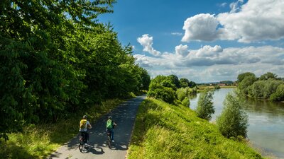 Pärchen fährt mit dem Fahrrad entlang der Weser - Teutoburger Wald Tourismus_D. Ketz Pärchen fährt mit dem Fahrrad entlang der Weser