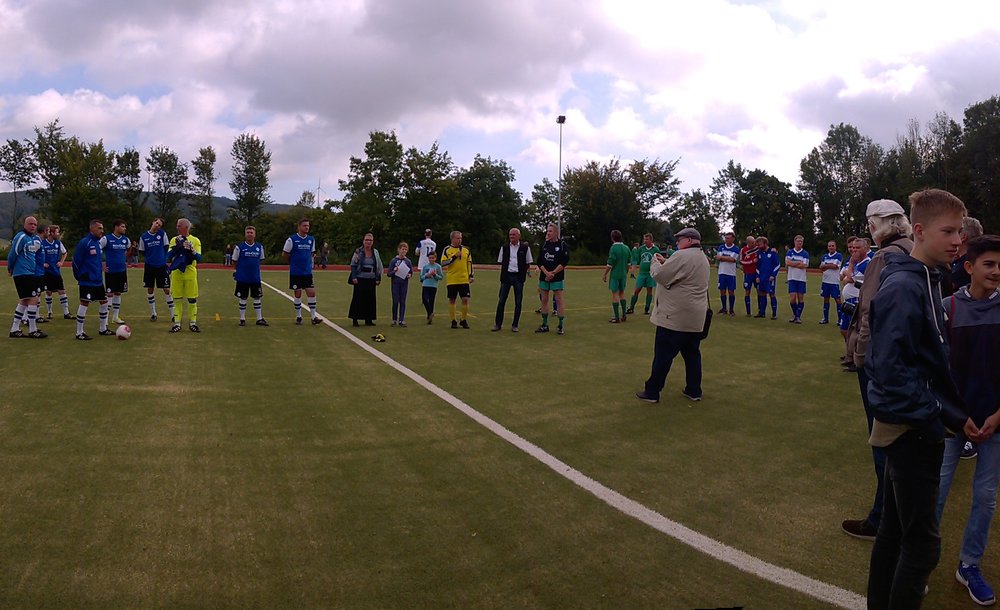 Kunstrasen BM Torwart mit Mikrophon