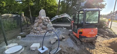 Baustellenareal rund um das Jacobidenkmal mit Bagger