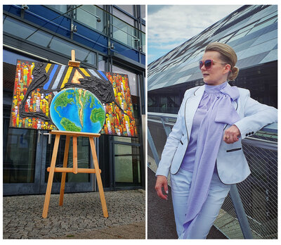 Vera Widmer und eines ihrer Bilder vor dem Rathaus - Vera Widmer Vera Widmer und eines ihrer Bilder vor dem Rathaus